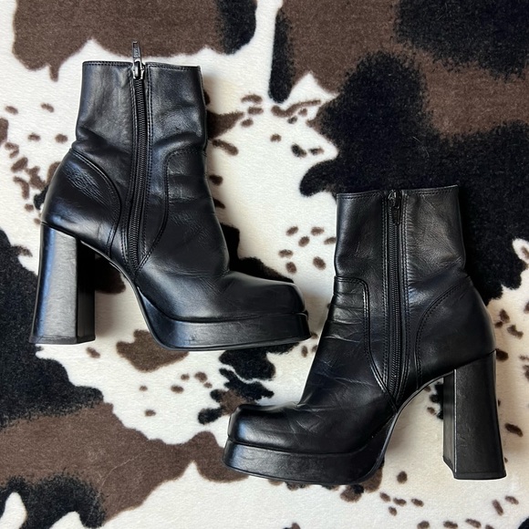 Steve Madden Shoes - Steve Madden 90’s Shelly Boot
